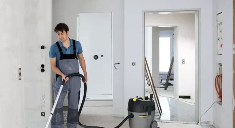 Nettoyage de fin de chantier avec aspirateur professionnel après travaux à Limoges